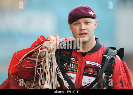 Emerald du stade Headingley, Leeds, Royaume-Uni. Le 13 juillet, 2018. Super League Rugby League Betfred entre Leeds Rhinos vs Wakefield Trinity ; pour marquer la Journée nationale des Forces armées terrestres skydivers l'Émeraude du stade Headingley avant de lancer. Dean Williams/Alamy Live News Banque D'Images