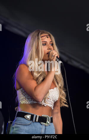 Great Tew, Oxfordshire, UK, 13 juillet 2018. L'Adelaides en concert au Festival 2018 Cornbury, Chadlington, Oxfordshire Crédit : John Lambeth/Alamy Live News Banque D'Images