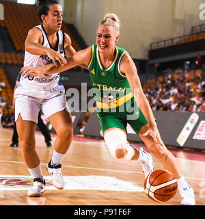 Xingyi, province du Guizhou en Chine. 14 juillet, 2018. Tess Madgen (R) de l'Australie au cours de la concurrence internationale de femmes de Xingyi 2018 championnats de basket-ball match entre l'Australie et l'Argentine en Xingyi, sud-ouest de la Chine dans la province du Guizhou, le 14 juillet 2018. Credit : Tao Liang/Xinhua/Alamy Live News Banque D'Images