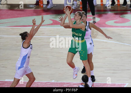 Xingyi, province du Guizhou en Chine. 14 juillet, 2018. Darcee Garbin (C) de l'Australie au cours de la concurrence internationale de femmes de Xingyi 2018 championnats de basket-ball match entre l'Australie et l'Argentine en Xingyi, sud-ouest de la Chine dans la province du Guizhou, le 14 juillet 2018. Credit : Ou Dongqu/Xinhua/Alamy Live News Banque D'Images