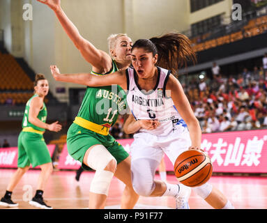 Xingyi, province du Guizhou en Chine. 14 juillet, 2018. Victoria Llorente (R) de l'Argentine au cours de la concurrence internationale de femmes de Xingyi 2018 championnats de basket-ball match entre l'Australie et l'Argentine en Xingyi, sud-ouest de la Chine dans la province du Guizhou, le 14 juillet 2018. Credit : Tao Liang/Xinhua/Alamy Live News Banque D'Images