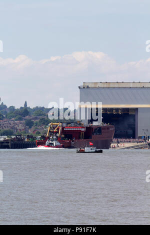 Liverpool, Royaume-Uni. 14 juillet 2018. Le nouveau navire de recherche polaire RRS Sir David Attenborough, également connu sous le nom de Jhaampe McBoatface se lance dans la rivière Mersey de Cammell Laird Shipyard. Credit : Ken Biggs/Alamy Live News. Banque D'Images