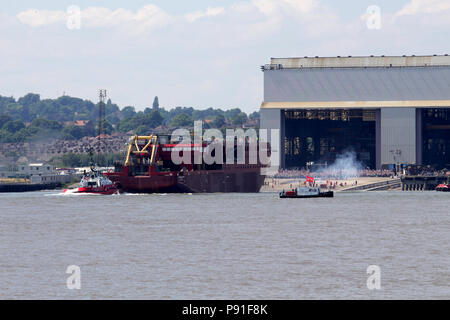 Liverpool, Royaume-Uni. 14 juillet 2018. Le nouveau navire de recherche polaire RRS Sir David Attenborough, également connu sous le nom de Jhaampe McBoatface se lance dans la rivière Mersey de Cammell Laird Shipyard. Credit : Ken Biggs/Alamy Live News. Banque D'Images