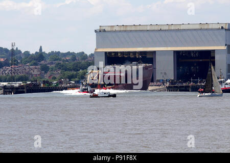 Liverpool, Royaume-Uni. 14 juillet 2018. Le nouveau navire de recherche polaire RRS Sir David Attenborough, également connu sous le nom de Jhaampe McBoatface se lance dans la rivière Mersey de Cammell Laird Shipyard. Credit : Ken Biggs/Alamy Live News. Banque D'Images