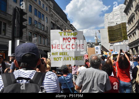 Des milliers de Londoniens se réunissent pour protester contre l'entrée de Donald Trump au Royaume-Uni dans le cadre de son interdiction de voyager musulmane, beaucoup pensent qu'il ne fait que répandre la haine et le racisme avec son projet d'interdire l'entrée des musulmans aux états-unis d'Amérique, mais ses musulmans non seulement qu'il souhaite interdire les gens sont également en colère Il tente de construire un mur entre le Mexique et les États-Unis, alors qu'il prétend protéger ses frontières pour tenter de s'attaquer aux drogues illégales qui entrent dans le pays. Beaucoup décrivent le président américain comme raciste, incompétent, arrogant, égoïste et narcissique. Banque D'Images