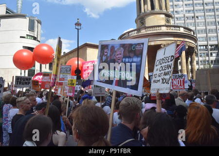 Des milliers de Londoniens se réunissent pour protester contre l'entrée de Donald Trump au Royaume-Uni dans le cadre de son interdiction de voyager musulmane, beaucoup pensent qu'il ne fait que répandre la haine et le racisme avec son projet d'interdire l'entrée des musulmans aux états-unis d'Amérique, mais ses musulmans non seulement qu'il souhaite interdire les gens sont également en colère Il tente de construire un mur entre le Mexique et les États-Unis, alors qu'il prétend protéger ses frontières pour tenter de s'attaquer aux drogues illégales qui entrent dans le pays. Beaucoup décrivent le président américain comme raciste, incompétent, arrogant, égoïste et narcissique. Banque D'Images