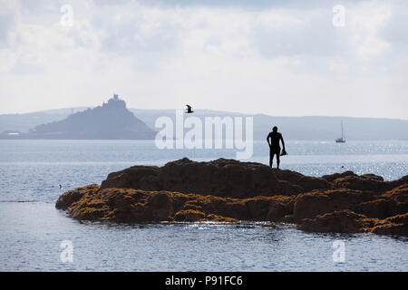 St Michael's Mount, Penzance, Cornwall, UK. 14 juillet 2018. Les conditions de mer calme et lumineux haze attirer nageurs, marins, et la vie à la côte de Cornouailles. Crédit : Mike Newman/Alamy Live News Banque D'Images