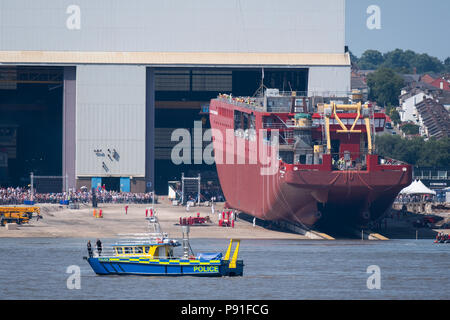 Le nouveau navire de recherche polaire, le RR David Attenborough, le plus grand navire civil à être construit au Royaume-Uni pendant 30 ans, a été lancée à partir du chantier naval Cammell Laird à Birkenhead, Wirral, le samedi 14 juillet 2018. Le nom d'origine du navire, McBoatface', 'Achille a été voté par les membres du public, mais le gouvernement a décidé de nommer le navire après Sir David Attenborough. © Christopher Middleton/Alamy Live News Banque D'Images