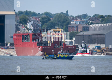 Le nouveau navire de recherche polaire, le RR David Attenborough, le plus grand navire civil à être construit au Royaume-Uni pendant 30 ans, a été lancée à partir du chantier naval Cammell Laird à Birkenhead, Wirral, le samedi 14 juillet 2018. Le nom d'origine du navire, McBoatface', 'Achille a été voté par les membres du public, mais le gouvernement a décidé de nommer le navire après Sir David Attenborough. © Christopher Middleton/Alamy Live News Banque D'Images
