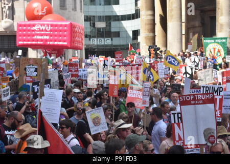 Des milliers de Londoniens se réunissent pour protester contre l'entrée de Donald Trump au Royaume-Uni dans le cadre de son interdiction de voyager musulmane, beaucoup pensent qu'il ne fait que répandre la haine et le racisme avec son projet d'interdire l'entrée des musulmans aux états-unis d'Amérique, mais ses musulmans non seulement qu'il souhaite interdire les gens sont également en colère Il tente de construire un mur entre le Mexique et les États-Unis, alors qu'il prétend protéger ses frontières pour tenter de s'attaquer aux drogues illégales qui entrent dans le pays. Beaucoup décrivent le président américain comme raciste, incompétent, arrogant, égoïste et narcissique. Banque D'Images