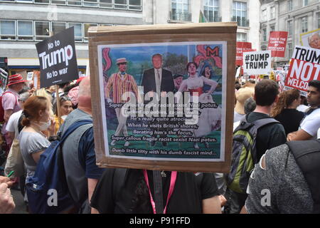 Des milliers de Londoniens se réunissent pour protester contre l'entrée de Donald Trump au Royaume-Uni dans le cadre de son interdiction de voyager musulmane, beaucoup pensent qu'il ne fait que répandre la haine et le racisme avec son projet d'interdire l'entrée des musulmans aux états-unis d'Amérique, mais ses musulmans non seulement qu'il souhaite interdire les gens sont également en colère Il tente de construire un mur entre le Mexique et les États-Unis, alors qu'il prétend protéger ses frontières pour tenter de s'attaquer aux drogues illégales qui entrent dans le pays. Beaucoup décrivent le président américain comme raciste, incompétent, arrogant, égoïste et narcissique. Banque D'Images