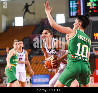 Xingyi, province du Guizhou en Chine. 14 juillet, 2018. Llorente Victoria (2e R) de l'Argentine au cours de la concurrence internationale de femmes de Xingyi 2018 championnats de basket-ball match entre l'Australie et l'Argentine en Xingyi, sud-ouest de la Chine dans la province du Guizhou, le 14 juillet 2018. Credit : Tao Liang/Xinhua/Alamy Live News Banque D'Images