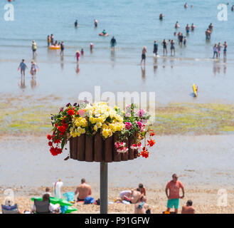 Lyme Regis, dans le Dorset, UK. 14 juillet 2018. Météo France : Très chaud et ensoleillé après-midi à Lyme Regis. Sunseekers se rafraîchir dans la mer, qu'ils jouissent de ce qui pourrait être le dernier week-end de brulante du soleil et ciel bleu sur la plage de Lyme Regis. Hauts de 30 degrés sont attendues dans de nombreuses régions du Royaume-Uni aujourd'hui, mais la pluie et le tonnerre est probablement la semaine prochaine quand la température revient à la normale. Credit : DWR/Alamy Live News Banque D'Images