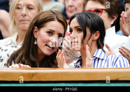 Londres, Royaume-Uni, le 14 juillet 2018 : Catherine "Kate" de la duchesse de Cambridge et Meghan, duchesse de Kent, la visite de la demi-finale des hommes au jour 12 au tennis de Wimbledon 2018 au All England Lawn Tennis et croquet Club à Londres. Crédit : Frank Molter/Alamy live news Banque D'Images