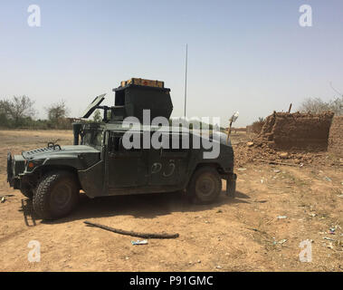 Lashkar Gah. 14 juillet, 2018. Photo prise le 14 juillet 2018 montre le site d'une attaque suicide dans la ville de Lashkar Gah, capitale de la province de Helmand, en Afghanistan. Au moins un policier a été tué et 11 personnes ont été blessées dans un attentat suicide à la voiture du sud de l'Afghanistan dans la province de Helmand le samedi, ont indiqué les médias locaux Tolo News TV. Credit : Abdul Aziz Safdari/Xinhua/Alamy Live News Banque D'Images