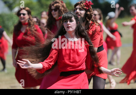 Dublin, Irlande. 14 juillet 2018. Les participants de cette année, l'Hurlevent jour répéter leur danse de Kate Bush's iconic chanson et la vidéo de "Wuthering Heights" au St Anne's Park à Dublin, Irlande. Crédit photo : Laura Hutton/Alamy Live News. Banque D'Images