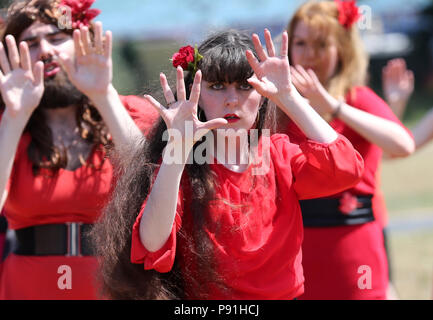 Dublin, Irlande. 14 juillet 2018. Les participants de cette année, l'Hurlevent jour répéter leur danse de Kate Bush's iconic chanson et la vidéo de "Wuthering Heights" au St Anne's Park à Dublin, Irlande. Crédit photo : Laura Hutton/Alamy Live News. Banque D'Images