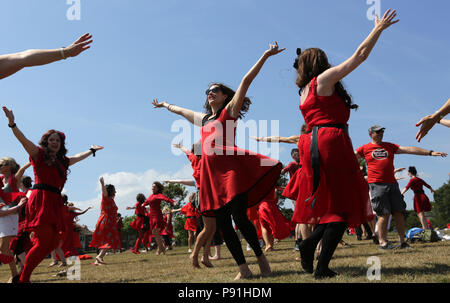 Dublin, Irlande. 14 juillet 2018. Les participants de cette année, l'Hurlevent jour répéter leur danse de Kate Bush's iconic chanson et la vidéo de "Wuthering Heights" au St Anne's Park à Dublin, Irlande. Crédit photo : Laura Hutton/Alamy Live News. Banque D'Images