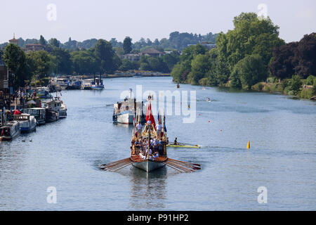 Kingston upon Thames London England UK. 14 juillet 2018. Le Royal Rowbarge Gloriana a été ramé le long de la Tamise à Kingston Bridge dans le cadre de la régate annuelle de deux jours. Credit : Julia Gavin/Alamy Live News Banque D'Images