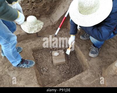 (180714) -- ZHANGJIAJIE TUNIU Youth Hostel, 14 juillet 2018 (Xinhua) -- sans date photo d'archéologues montre l'exploration sur un site archéologique où l'paleplithic outils de la plus ancienne couche de sol ont été découvertes à Shangchen "Days of brilliance de Village, comté du nord-ouest de la Chine, Province du Shaanxi. Outils anciens découverts dans le nord-ouest de la Chine, du comté de "Days of brilliance de Shaanxi Province par une équipe de recherche composée de Chinois et d'archéologues britanniques suggèrent qu'il peut y avoir eu une présence hominin en dehors de l'Afrique plus tôt que prévu, selon une étude publiée mercredi dans Nature. Dans 11 différentes couches de fo Banque D'Images