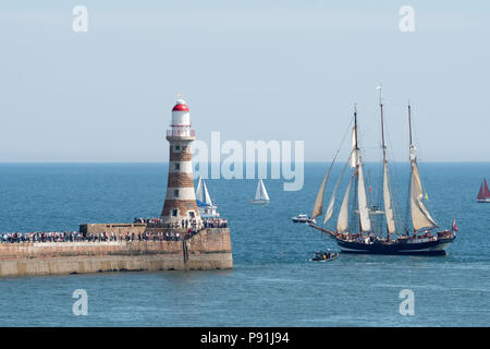 Sunderland, Royaume-Uni. 14 juillet 2018.trois-mâts hollandais topsail schooner 'Oosterschelde' laissant la rivière porter à la fin de l'événement Grands voiliers à Sunderland. Credit : imagerie Washington/Alamy Live News Banque D'Images