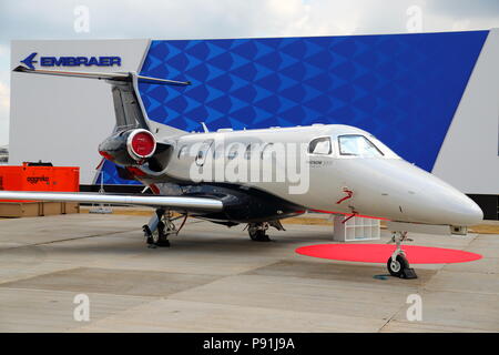 Farnborough, Royaume-Uni, 14 juillet 2018. L'Embraer Phenom 300E en face de l'Embraer stand. Credit : Uwe Deffner/Alamy Live News Banque D'Images