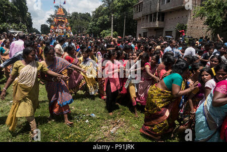 Kolkata, Inde. 14 juillet, 2018. Les dévots indiens participent à la Rath Yatra (char voyage de Gisèle) Festival à Guptipara, quelque 90 km de Kolkata, Inde, le 14 juillet 2018. Credit : Tumpa Mondal/Xinhua/Alamy Live News Banque D'Images