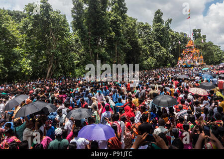 Kolkata, Inde. 14 juillet, 2018. Les dévots indiens participent à la Rath Yatra (char voyage de Gisèle) Festival à Guptipara, quelque 90 km de Kolkata, Inde, le 14 juillet 2018. Credit : Tumpa Mondal/Xinhua/Alamy Live News Banque D'Images
