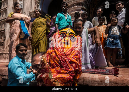 Kolkata, Inde. 14 juillet, 2018. Prêtres Hindous portent l'idole de déesse Subhadrato au char durant la Rath Yatra (char voyage de Gisèle) Festival à Guptipara, quelque 90 km de Kolkata, Inde, le 14 juillet 2018. Credit : Tumpa Mondal/Xinhua/Alamy Live News Banque D'Images