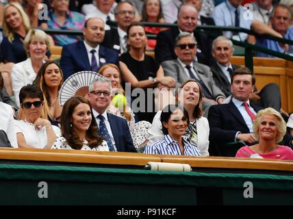 Londres, Royaume-Uni, le 14 juillet 2018 (Xinhua) -- La Grande-Bretagne's Princess Kate (1re L, à l'avant) est visible pendant l'masculin demi-finale entre Novak Djokovic et Rafael Nadal de la Serbie d'Espagne à l'de Wimbledon 2018 à Londres, Grande-Bretagne, le 14 juillet 2018.Novak Djokovic a gagné 3-2 et se qualifie pour la finale. (Xinhua/Guo Qiuda) Banque D'Images