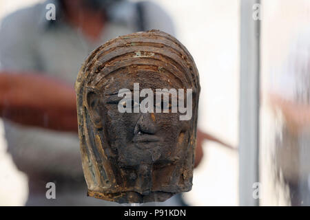 Gizeh. 14 juillet, 2018. Photo prise le 14 juillet 2018 montre un éclat doré masque de momie trouvée à l'atelier de momification nouvellement découvert près de Saqqara nécropole de Gizeh, Egypte. Un Egyptian-German mission a découvert au moins 35 momies dans un cimetière qui date de l'Égypte en 700 av. J.-C. dans le sud-ouest de la province de Gizeh, le ministre des antiquités a déclaré samedi. Un autre atelier de la momification, Saqqara, a également été mis au jour sur le site, qui a été connu comme l'ancien cimetière en Égypte. Credit : Ahmed Gomaa/Xinhua/Alamy Live News Banque D'Images