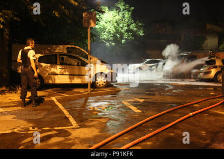 Provence, France, 14 juillet 2018. Nos voitures ont été incendiés par des inconnus à Manosque la nuit dernière, avec la police ne trouvant pas de preuve menant à un éventuel agresseur. C'est le deuxième incident de voitures incendiées dans la Provence ville dans une période relativement courte. 14 juillet, 2018. Il y a des rumeurs en ville sur les voitures d'être mis le feu comme une revanche contre les entreprises d'assurances la charge des frais élevés sur les citoyens : Crédit Louai Barakat/IMAGESLIVE/ZUMA/Alamy Fil Live News Banque D'Images