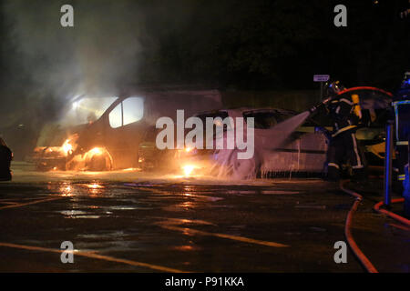 Provence, France, 14 juillet 2018. Nos voitures ont été incendiés par des inconnus à Manosque la nuit dernière, avec la police ne trouvant pas de preuve menant à un éventuel agresseur. C'est le deuxième incident de voitures incendiées dans la Provence ville dans une période relativement courte. 14 juillet, 2018. Il y a des rumeurs en ville sur les voitures d'être mis le feu comme une revanche contre les entreprises d'assurances la charge des frais élevés sur les citoyens : Crédit Louai Barakat/IMAGESLIVE/ZUMA/Alamy Fil Live News Banque D'Images