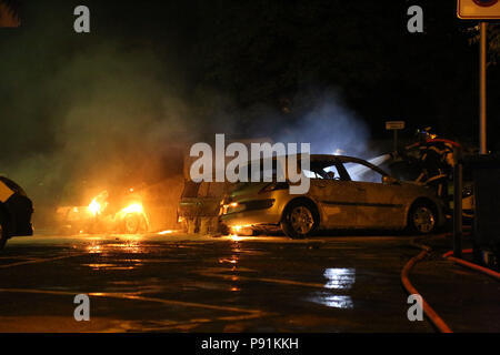 Provence, France, 14 juillet 2018. Nos voitures ont été incendiés par des inconnus à Manosque la nuit dernière, avec la police ne trouvant pas de preuve menant à un éventuel agresseur. C'est le deuxième incident de voitures incendiées dans la Provence ville dans une période relativement courte. 14 juillet, 2018. Il y a des rumeurs en ville sur les voitures d'être mis le feu comme une revanche contre les entreprises d'assurances la charge des frais élevés sur les citoyens : Crédit Louai Barakat/IMAGESLIVE/ZUMA/Alamy Fil Live News Banque D'Images