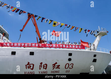 Xiamen. 14 juillet, 2018. Les scientifiques sont considérés comme navire océanographique de Chinois Xiangyanghong 03 quitte Xiamen, Chine du sud-est de la province de Fujian, le 14 juillet 2018. Navire de recherche océanographique chinois Xiangyanghong 03 est parti pour la 50e expédition de recherche océan samedi dans l'ouest et l'océan Pacifique. Le navire a quitté Shanghai avec 160 membres à bord pour une mission de 150 jours plus de 15 000 milles marins. Source : Xinhua/Alamy Live News Banque D'Images