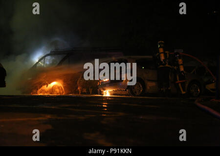 Provence, France, 14 juillet 2018. Nos voitures ont été incendiés par des inconnus à Manosque la nuit dernière, avec la police ne trouvant pas de preuve menant à un éventuel agresseur. C'est le deuxième incident de voitures incendiées dans la Provence ville dans une période relativement courte. 14 juillet, 2018. Il y a des rumeurs en ville sur les voitures d'être mis le feu comme une revanche contre les entreprises d'assurances la charge des frais élevés sur les citoyens : Crédit Louai Barakat/IMAGESLIVE/ZUMA/Alamy Fil Live News Banque D'Images