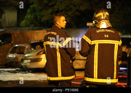 Provence, France, 14 juillet 2018. Nos voitures ont été incendiés par des inconnus à Manosque la nuit dernière, avec la police ne trouvant pas de preuve menant à un éventuel agresseur. C'est le deuxième incident de voitures incendiées dans la Provence ville dans une période relativement courte. 14 juillet, 2018. Il y a des rumeurs en ville sur les voitures d'être mis le feu comme une revanche contre les entreprises d'assurances la charge des frais élevés sur les citoyens : Crédit Louai Barakat/IMAGESLIVE/ZUMA/Alamy Fil Live News Banque D'Images