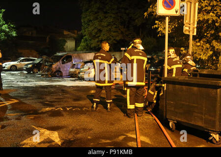 Provence, France, 14 juillet 2018. Nos voitures ont été incendiés par des inconnus à Manosque la nuit dernière, avec la police ne trouvant pas de preuve menant à un éventuel agresseur. C'est le deuxième incident de voitures incendiées dans la Provence ville dans une période relativement courte. 14 juillet, 2018. Il y a des rumeurs en ville sur les voitures d'être mis le feu comme une revanche contre les entreprises d'assurances la charge des frais élevés sur les citoyens : Crédit Louai Barakat/IMAGESLIVE/ZUMA/Alamy Fil Live News Banque D'Images