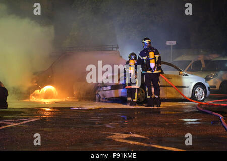 Provence, France, 14 juillet 2018. Nos voitures ont été incendiés par des inconnus à Manosque la nuit dernière, avec la police ne trouvant pas de preuve menant à un éventuel agresseur. C'est le deuxième incident de voitures incendiées dans la Provence ville dans une période relativement courte. 14 juillet, 2018. Il y a des rumeurs en ville sur les voitures d'être mis le feu comme une revanche contre les entreprises d'assurances la charge des frais élevés sur les citoyens : Crédit Louai Barakat/IMAGESLIVE/ZUMA/Alamy Fil Live News Banque D'Images