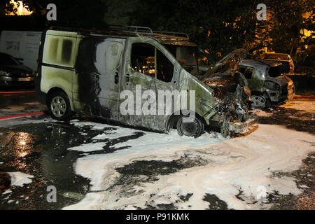 Provence, France, 14 juillet 2018. Nos voitures ont été incendiés par des inconnus à Manosque la nuit dernière, avec la police ne trouvant pas de preuve menant à un éventuel agresseur. C'est le deuxième incident de voitures incendiées dans la Provence ville dans une période relativement courte. 14 juillet, 2018. Il y a des rumeurs en ville sur les voitures d'être mis le feu comme une revanche contre les entreprises d'assurances la charge des frais élevés sur les citoyens : Crédit Louai Barakat/IMAGESLIVE/ZUMA/Alamy Fil Live News Banque D'Images