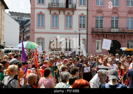 Mainz, Allemagne. 14 juillet 2018. Les protestataires écouter un discours à la clôture de la manifestation. Quelques centaines de manifestants ont défilé à Mayence, pour protester contre la politique du gouvernement allemand et l'Union européenne de fermeture des frontières et la prévention des opérations de secours en mer d'ONG, en fondant leurs navires à Malte, qui provoque les réfugiés à se noyer dans la Méditerranée. Ils ont demandé que le Maire de Mayence d'accueillir des réfugiés en provenance de la Méditerranée. La manifestation s'inscrivait dans le cadre de la vaste mer allemand Seebrucke (pont) protestation qui a vu des milliers de personnes protestent dans plusieurs villes allemandes au cours des dernières semaines. Credi Banque D'Images