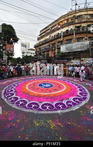 Kolkata, Inde. 14 juillet, 2018. Des centaines de dévots hindous célèbrent la Rath Yatra (voyage de chars avec les divinités de Jagannath, Balaram et Subhadra) qu'organisée par l'Association internationale pour la conscience de Krishna (ISKCON). Credit : Biswarup Ganguly/Alamy Live News Banque D'Images