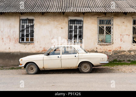 Vieille voiture et maison dans un village, l'Arménie Banque D'Images