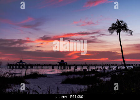 Fort Myers Beach Pier et lors d'un coucher du soleil. Banque D'Images