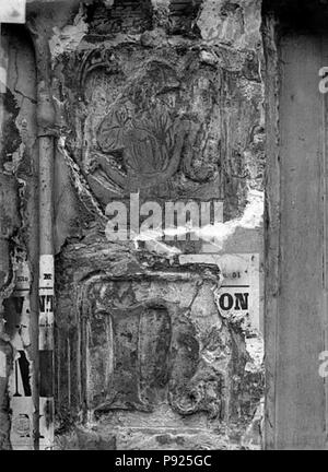 408 Maison dite de Nicolas Flamel - Détail de la façade, personnage et lettre N, avant nettoyage - Paris - Médiathèque de l'architecture et du patrimoine - APMH00015947 Banque D'Images