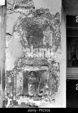 408 Maison dite de Nicolas Flamel - Détail de la façade, personnage et lettre F, avant nettoyage - Paris - Médiathèque de l'architecture et du patrimoine - APMH00015948 Banque D'Images