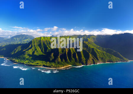 Belle vue aérienne spectaculaire de la côte de Na Pali, Kauai, Hawaii Banque D'Images