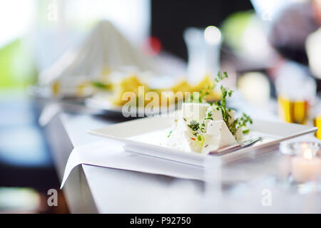 Différents types de collations et vin de table blanc sur fromages variuos Banque D'Images