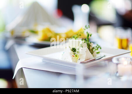 Différents types de collations et vin de table blanc sur fromages variuos Banque D'Images