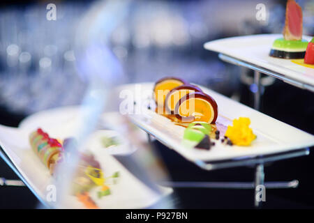 Une cuisine moderne moléculaire. Divers plats fantaisie sur les plaques blanches en restaurant branché. Banque D'Images